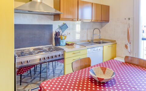 Giulia Apartment 2 - Levanto: Zimmer, Eigentum, Küche, Möbel, Gelb, Haus, Interior Design, Gebäude, Countertop, Cabinetry