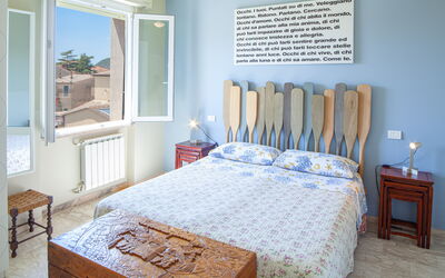 Giulia Apartment 2 - Levanto: Möbel, Eigentum, Blau, Azurblau, Holz, Komfort, Fenster, Interior Design, Tabelle, Die Architektur