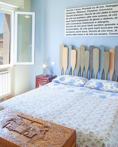 Giulia Apartment 2 - Levanto: Möbel, Eigentum, Blau, Azurblau, Holz, Komfort, Fenster, Interior Design, Tabelle, Die Architektur