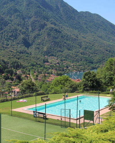 La Rocca: Eigentum, Wasser, Berg, Pflanze, Himmel, Natur, Baum, Schwimmbad, Grundstueck, Zaun