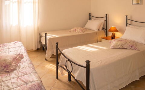 Lia: Möbel, Bett, Schlafzimmer, Fussboden, Interior Design, Holz, Flooring, Bedding, Bettdecke, Bettrahmen
