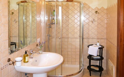 Lia: Badezimmer, Armatur, Interior Design, Wand, Flooring, Bad Sink, Fussboden, Sinken, Zapfhahn, Installation