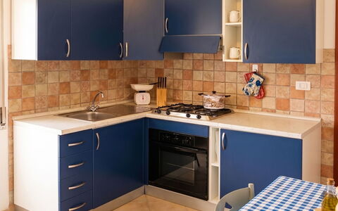 Lia: Küche, Küchengerät, Major Appliance, Herd, Countertop, Flooring, Holz, Cabinetry, Herd, Interior Design