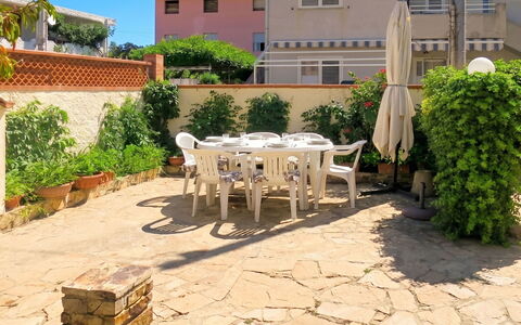 Lia: Möbel, Gartenmöbel, Garten, Blumentopf, Schatten, Flagstone, Stuhl, Hinterhof, Garten