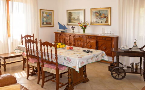 Lia: Möbel, Interior Design, Tabelle, Flooring, Holz, Fussboden, Zimmer, Beleuchtung, Esszimmer, Bilderrahmen