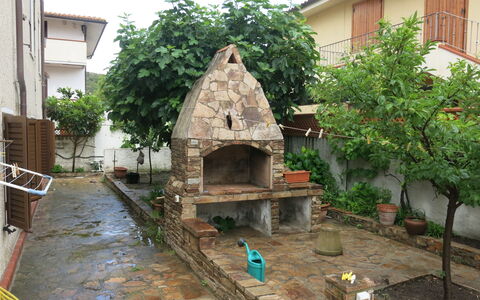 Lia: Pflanze, Gebäude, Fenster, Biome, Baum, Haus, Himmel, Freizeit, Wasser, Landschaft