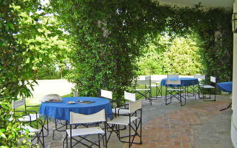 Villa Adriana: Eigentum, Terrasse, Tisch Im Freien, Tabelle, Baum, Möbel, Grundeigentum, Zimmer, Gebäude, Freizeit