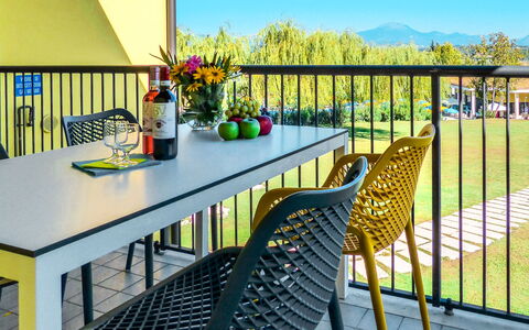Peschiera del Garda 652: Tabelle, Blume, Möbel, Himmel, Pflanze, Blumentopf, Blau, Tisch Im Freien, Stuhl, Interior Design