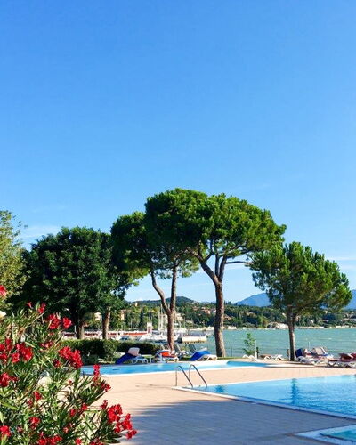 Desenzano 617: Wasser, Himmel, Pflanze, Blume, Schwimmbad, Baum, Arecales, Küsten Und Ozeanische Forms, Natürliche Landschaft, Freizeit