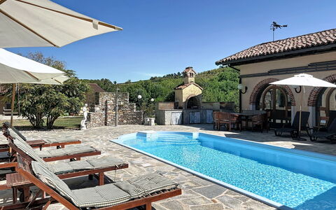 Cascinotta: Schwimmbad, Gartenmöbel, Möbel, Resort, Flagstone, Eco Hotel, Schatten, Stuhl, Freizeit, Estate