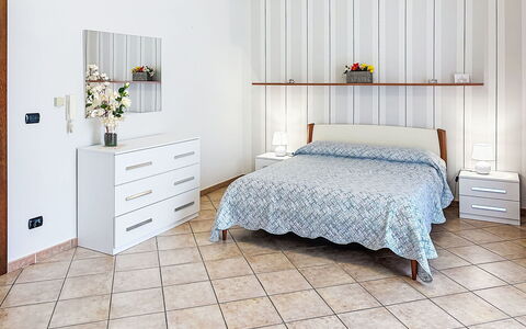 Collina San Ponzio: Möbel, Bett, Schlafzimmer, Flooring, Interior Design, Fussboden, Bettdecke, Holz, Bedding, Textil