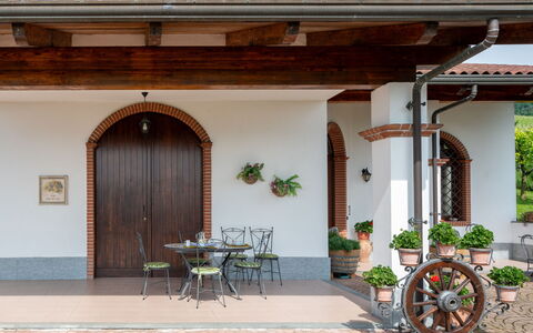 Collina San Ponzio: Pflanze, Eigentum, Möbel, Gebäude, Blumentopf, Schatten, Holz, Interior Design, Tür, Stuhl