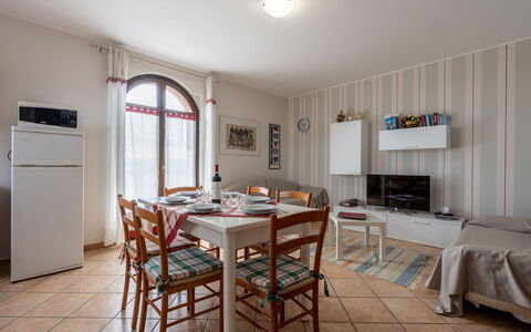 Collina San Ponzio: Tabelle, Möbel, Eigentum, Stuhl, Holz, Interior Design, Fenster, Flooring, Fussboden, Küche & Esszimmer Tisch
