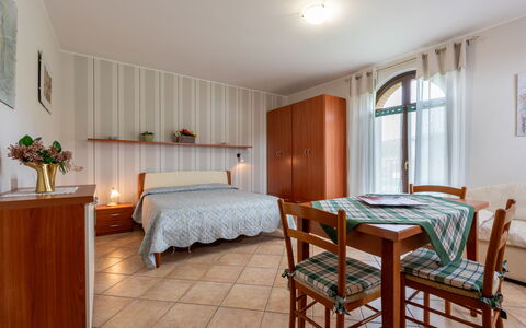 Collina San Ponzio: Möbel, Eigentum, Fenster, Gebäude, Cabinetry, Holz, Beleuchtung, Tabelle, Textil, Interior Design