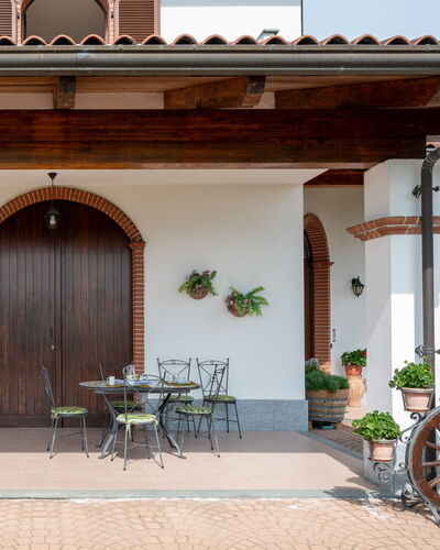 Collina San Ponzio: Pflanze, Eigentum, Möbel, Gebäude, Blumentopf, Schatten, Holz, Interior Design, Tür, Stuhl