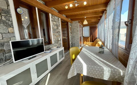 Sofia (Dma333): Möbel, Eigentum, Gebäude, Holz, Tabelle, Komfort, Cabinetry, Interior Design, Wohnzimmer, Countertop