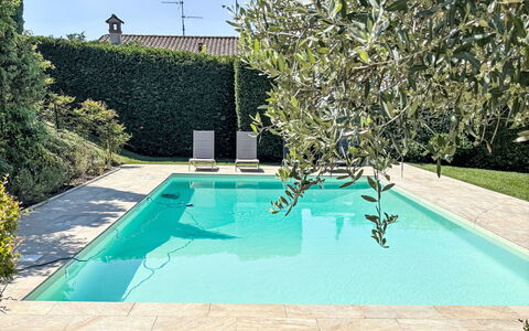 Ca' Del Vento: Schwimmbad, Blau, Resort, Verbundwerkstoff, Schatten, Gartenmöbel, Fliese, Eco Hotel, Flagstone, Hinterhof