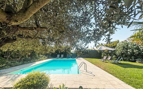 Ca' Del Vento: Blau, Schwimmbad, Strauch, Resort, Garten, Schatten, Eco Hotel, Landscaping, Estate, Hinterhof