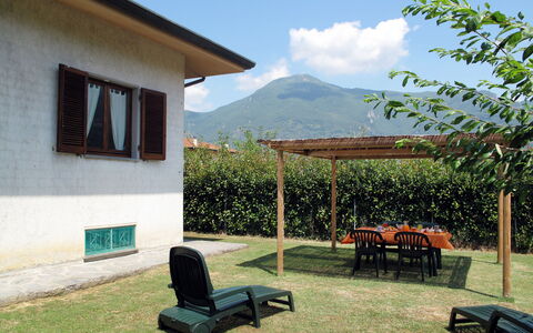 Emilia: Rasen, Schatten, Gartenmöbel, Garten, Gebirge, Hinterhof, Tisch Im Freien, Garten, Outdoor Struktur, Bauernhaus