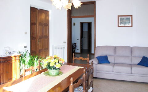 Emilia: Möbel, Interior Design, Holz, Flooring, Fussboden, Zimmer, Tabelle, Decke, Beleuchtung, Wohnzimmer