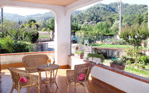 Emilia: Möbel, Tabelle, Stuhl, Blumentopf, Tisch Im Freien, Küche & Esszimmer Tisch, Zimmerpflanze, Gartenmöbel, Hazienda, Veranda