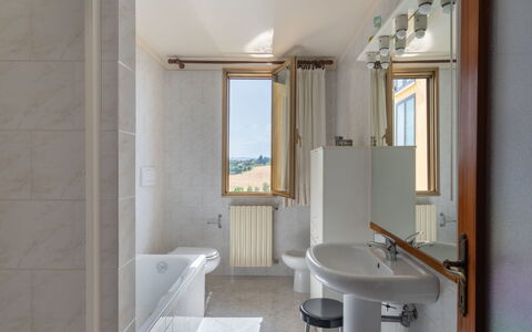 San Piero: Armatur, Zapfhahn, Sinken, Eigentum, Badewanne, Gebäude, Badezimmer, Fenster, Interior Design
