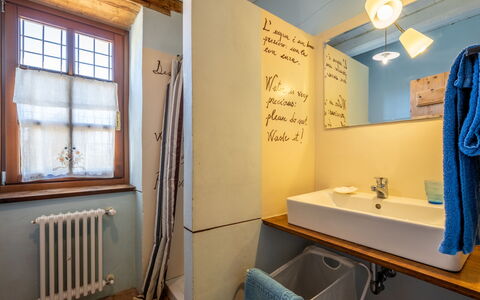 Cortemilia 602: Spiegel, Eigentum, Zapfhahn, Sinken, Armatur, Fenster, Blau, Badezimmer, Interior Design