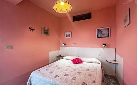 San Lorenzo al Mare 625: Wand, Schlafzimmer, Bettdecke, Bett, Rosa, Bedding, Interior Design, Linens, Bettrahmen, Fussboden