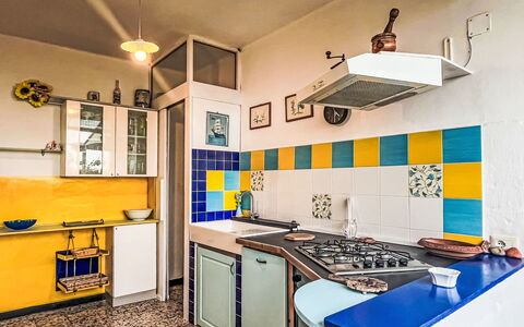 San Lorenzo al Mare 625: Küche, Major Appliance, Herd, Fliese, Wohnung, Countertop, Küchengerät, Farbe, Gasherd, Herd