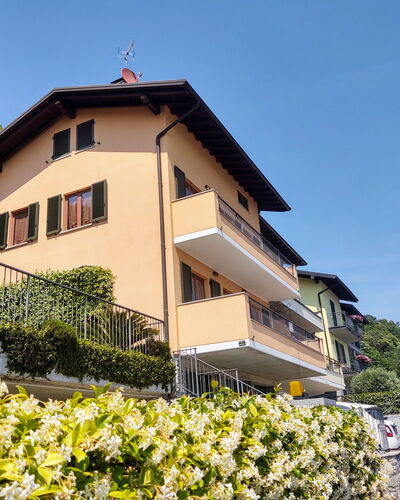 Gera Lario 693: Blume, Himmel, Pflanze, Eigentum, Gebäude, Weiss, Fenster, Grün, Haus, Gelb