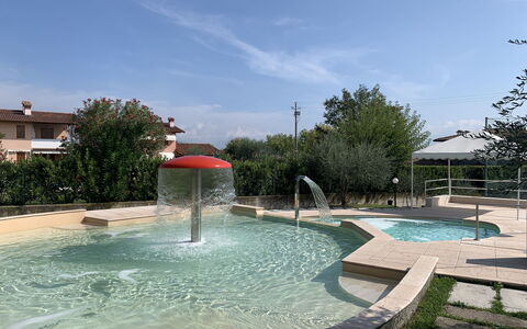 Moniga del Garda 653: Wasser, Himmel, Wolke, Wasservorräte, Eigentum, Baum, Schwimmbad, Pflanze, Freizeit, Verbundwerkstoff