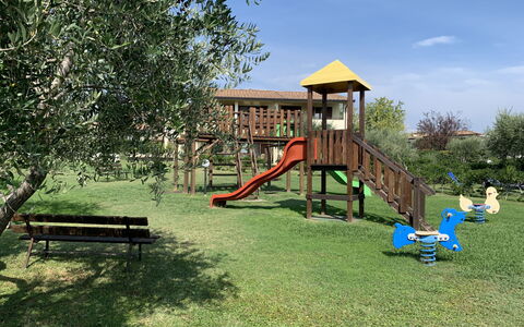 Moniga del Garda 653: Himmel, Pflanze, Schatten, Wolke, Baum, Außenbank, Grundstueck, Spielplatz, Rutsche, Gebäude