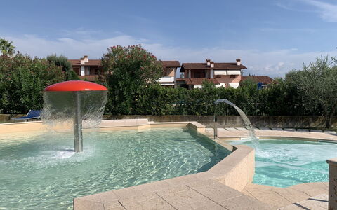 Moniga del Garda 653: Wasser, Himmel, Wolke, Wasservorräte, Eigentum, Pflanze, Schwimmbad, Azurblau, Gebäude, Baum