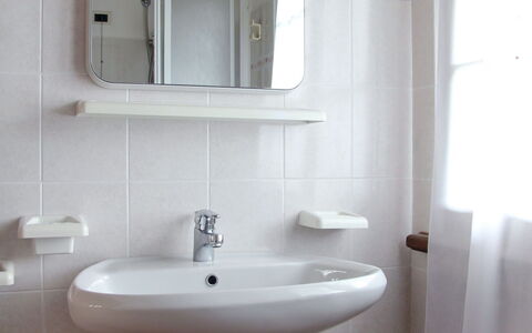 Tremosine 651: Badezimmer, Eigentum, Zimmer, Zapfhahn, Toilette, Armatur, Sinken, Bad Sink, Fliese, Interior Design