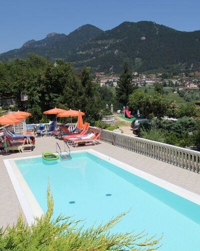 Tremosine 651: Schwimmbad, Eigentum, Resort, Freizeit, Urlaub, Grundeigentum, Tourismus, Ferienort, Bergstation, Gebäude