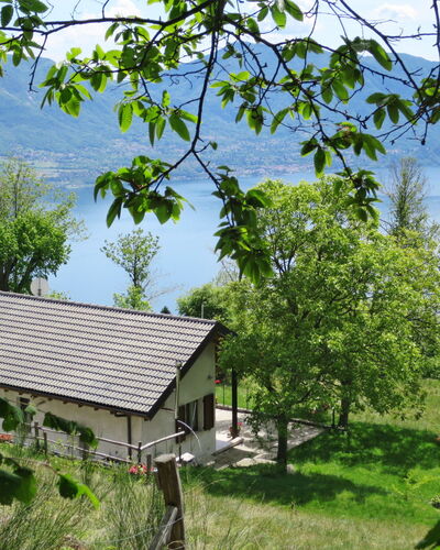 Baita Checc: Pflanze, Wolke, Himmel, Eigentum, Pflanzengemeinschaft, Natürliche Landschaft, Grundstueck, Vegetation, Biome, Fenster