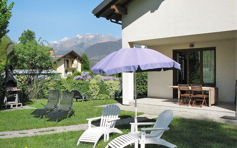 Lucrezia: Pflanze, Eigentum, Himmel, Gebäude, Möbel, Stuhl, Regenschirm, Schatten, Gartenmöbel, Gras