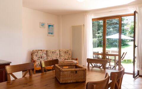 Lucrezia: Tabelle, Möbel, Eigentum, Fenster, Couch, Holz, Pflanze, Schatten, Interior Design, Flooring