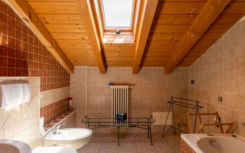 Lucrezia: Armatur, Zapfhahn, Eigentum, Badezimmer, Sinken, Holz, Interior Design, Flooring, Fussboden, Wand