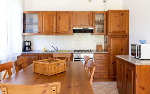 Lucrezia: Cabinetry, Countertop, Möbel, Eigentum, Tabelle, Küchengerät, Küche, Holz, Schublade, Stuhl