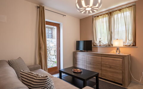 La Maison D'Amelie: Möbel, Tabelle, Eigentum, Fenster, Komfort, Holz, Zimmerpflanze, Beleuchtung, Interior Design, Cabinetry