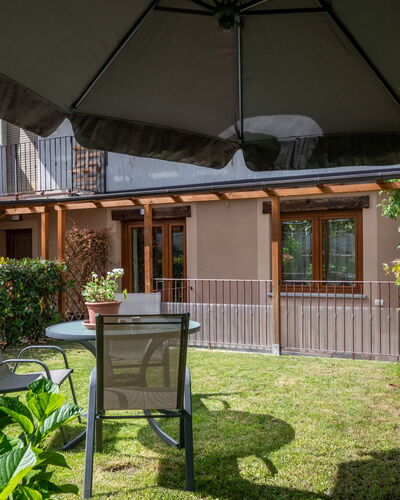 La Maison D'Amelie: Pflanze, Gebäude, Regenschirm, Schatten, Tabelle, Gras, Wohngebiet, Gartenmöbel, Holz, Grundeigentum