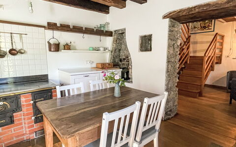 Casa Lienartova: Möbel, Flooring, Wand, Interior Design, Holz, Fussboden, Decke, Stuhl, Küche, Küche & Esszimmer Tisch
