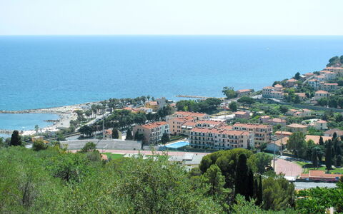 Cala Azzurra (Imp312): Wasser, Himmel, Pflanze, Azurblau, Gebäude, Baum, Vegetation, Küsten Und Ozeanische Forms, Urban Design, Horizont