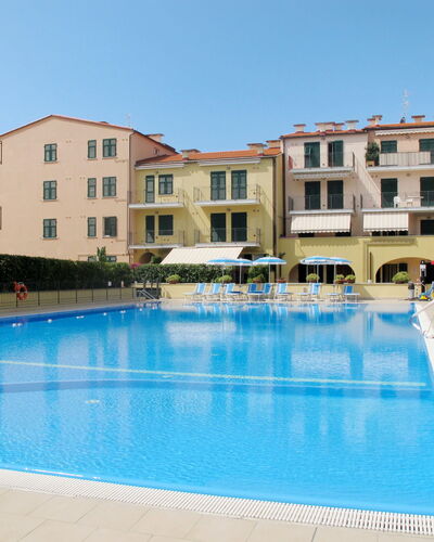 Cala Azzurra (Imp312): Wasser, Gebäude, Fenster, Eigentum, Daytime, Himmel, Schwimmbad, Pflanze, Azurblau, Haus
