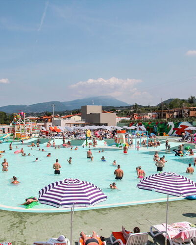 Bardolino 634: Himmel, Wolke, Wasser, Freizeit, Erholung, Spass, Baum, Veranstaltung, Schwimmbad, Nonbuilding Struktur