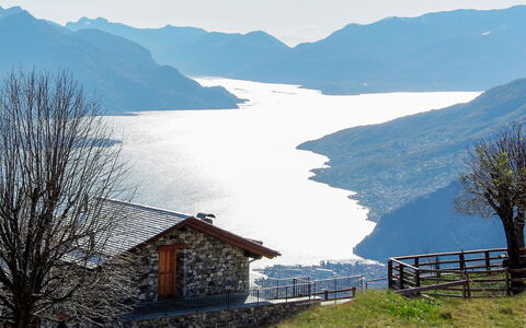 Gravedona 744: Himmel, Wasser, Berg, Pflanze, Ökoregion, Gebäude, Natur, Azurblau, Natürliche Landschaft, Hochland