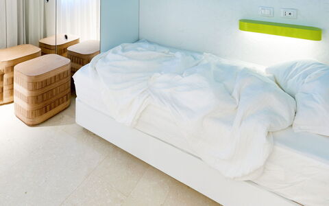 San Teodoro 733: Interior Design, Schlafzimmer, Bett, Fussboden, Flooring, Beleuchtung, Möbel, Bedding, Bettdecke, Linens