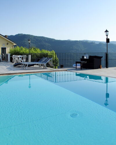 Valloria 605: Himmel, Wasser, Eigentum, Gebäude, Schwimmbad, Azurblau, Fenster, Haus, Freizeit, Berg