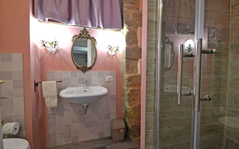 Casa Caterina: Badezimmer, Eigentum, Zimmer, Armatur, Fliese, Wand, Interior Design, Haus, Fussboden, Toilette
